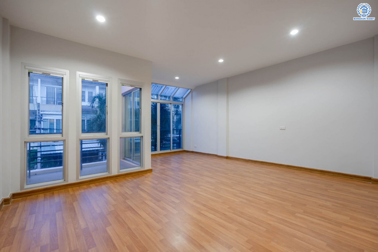 บ้านมือสองตกแต่งใหม่ ดีไซน์สวย ม.วิสต้าปาร์ค รัชดา-รามอินทรา เนื้อที่ 22.3 ตร.ว. ฟังก์ชัน 4 ห้องนอน 4 ห้องน้ำ จอดรถได้ 2 คัน รองรับทุกกิจกรรม บนทำเลเชื่อมต่อหลายเส้นทาง อาทิ ถนนประเสริฐมนูกิจ และถนนนวมินทร์ ใกล้รถไฟฟ้าสายสีชมพู "สถานีนพรัตน์" และจุดขึ้นทางด่วน "รามอินทรา"